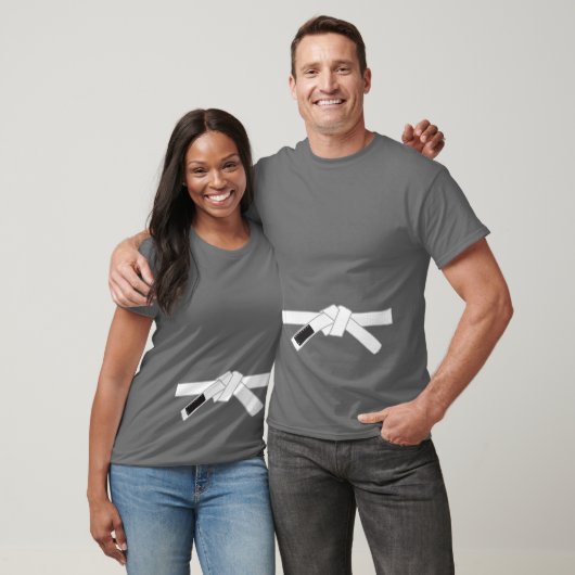 ホワイトベルト柔術階級のギのシャツ Tシャツ (ユニセックス)