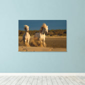 ホワイトホースランニングズオンビーチ | Camargg，フランス キャンバスプリント (インサイチュ (ウッドフロア))