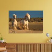 ホワイトホースランニングズオンビーチ | Camargg，フランス キャンバスプリント (インサイチュ (リビング))