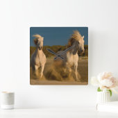 ホワイトホースランニングズオンビーチ | Camargg，フランス スクエア壁時計 (ホーム)