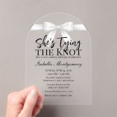 ホワイトボウのShe's Tying the Knotテーマ アクリル招待状 (インサイチュ (ポータブル))
