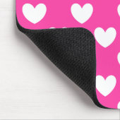 ホワイトポルカハートオン明るい赤紫色ピンク マウスパッド (コーナー)