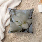 ホワイトマグノリアが咲く春装飾用クッション クッション (ブランケット)