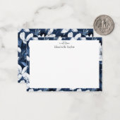 ホワイトマグノリア花の模様、ダークブルー ノートカード (正面/裏面インサイチュ)