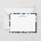 ホワイトマグノリア花の模様、ダークブルー ノートカード (正面)