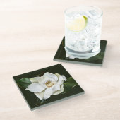 ホワイトマグノリア閉じる緑の背景 ガラスコースター (アングル)