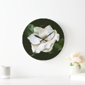 ホワイトマグノリア閉じる緑の背景 ラージ壁時計 (ホーム)
