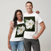 ホワイトマグノリア閉じる緑の背景 Tシャツ (ユニセックス)