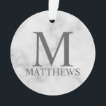 ホワイトマーブルパーソナライズされたモノグラムと名前 オーナメント<br><div class="desc">モノグラムパーソナライズされたと名前ギフトは白い大理石の背景にパーソナライズされたグレーのクラシックセリフフォントスタイルでモノグラムと名前を特徴とする。休日、家族の懇親会、特別な機会に最適。注意：大理石の詳細はアートワークでシミュレートされる。この製品の製造には実際の大理石は使用されない。</div>