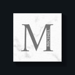 ホワイトマーブルパーソナライズされたモノグラムと名前 キャンバスプリント<br><div class="desc">モノグラパーソナライズされたムと名前のデザインは、モノグラパーソナライズされたムと名前をクラシックセリフフォントスタイルで特徴とする。家の装飾、引っ越し祝いパーティーの贈り物、家族のための休日の贈り物、新婚など。</div>