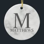 ホワイトマーブルパーソナライズされたモノグラムと名前 セラミックオーナメント<br><div class="desc">モノグラムパーソナライズされたと名前ギフトは白い大理石の背景にパーソナライズされたグレーのクラシックセリフフォントスタイルでモノグラムと名前を特徴とする。休日、家族の懇親会、特別な機会に最適。注意：大理石の詳細はアートワークでシミュレートされる。この製品の製造には実際の大理石は使用されない。</div>