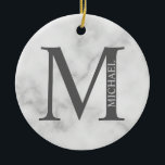ホワイトマーブルパーソナライズされたモノグラムと名前 セラミックオーナメント<br><div class="desc">モノグラパーソナライズされたムと名前のデザインは、モノグラパーソナライズされたムと名前をクラシックセリフフォントスタイルで特徴とする。の結婚休日、家族の懇親会や特別な機会に最適。注意：大理石の詳細はアートワークでシミュレートされる。この製品の製造には実際の大理石は使用されない。</div>
