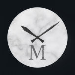 ホワイトマーブルパーソナライズされたモノグラムと名前 ラウンド壁時計<br><div class="desc">モノグラパーソナライズされたムと名前のデザインは、モノグラパーソナライズされたムと名前をクラシックセリフフォントスタイルで特徴とする。注意:大理石の詳細はアートワークでシミュレートされる。この製品の製造には実際の大理石は使用されない。</div>