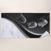 ホワイトマーブル抽象芸術チューリップ ビーチタオル (正面)