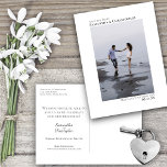 ホワイトミニマ結婚リストの写真の日付を保存 案内ポストカード<br><div class="desc">このSave the Dateポストカードはシンプル、ミニマモダンリストでエレガントす。白い背景に縦向き写真やポートレート向き写真を配置し、名前、日付と場所結婚、タイトル「日付を保存」を写真の上下に対称的に配置した。背面には短いノートの宇宙とウェブサイトのオプションの宇宙が付いている。</div>