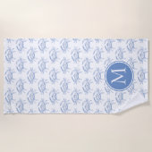 ホワイトモノグラム上の沿岸のブルーカニ ビーチタオル (正面)