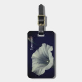 ホワイトモーニンググローリーフラワークローズアップパーソナライズされた ラゲッジタグ (正面縦)