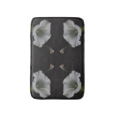 ホワイトモーニンググローリーフラワークローズアップ抽象芸術 バスマット (正面縦)