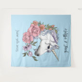 ホワイトユニコーンピンク色の花が青 タペストリー (正面(横))