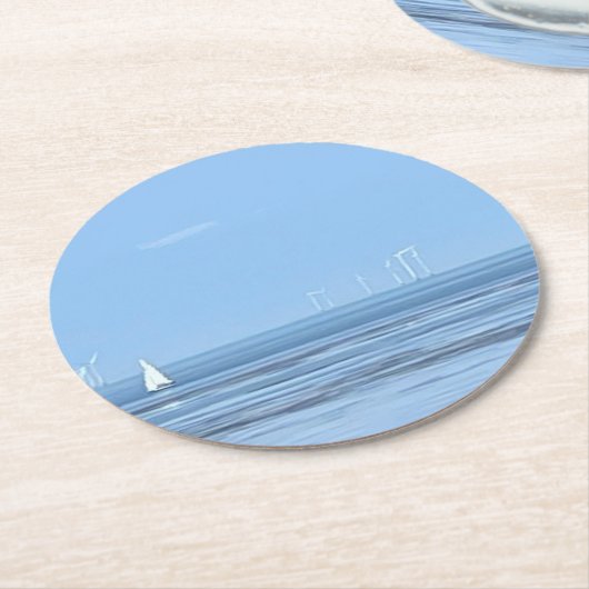 ホワイトヨットと穏やかな海 ラウンドペーパーコースター (アングル)