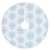 ホワイトライトブルーのクリスマススノーフレーク ブラッシュドポリエステルツリースカート (正面)