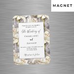 ホワイトリリーシルバーレトロ結婚式招待状 マグネット<br><div class="desc">白ユリ、花柄を背景。名前と詳細のパーソナライズと追加。</div>