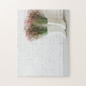 ホワイトレインブーツとレンガの壁 ジグソーパズル (縦)