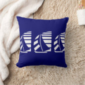 ホワイトレーシングセーラーボーツオンブルー装飾用クッション クッション (ブランケット)