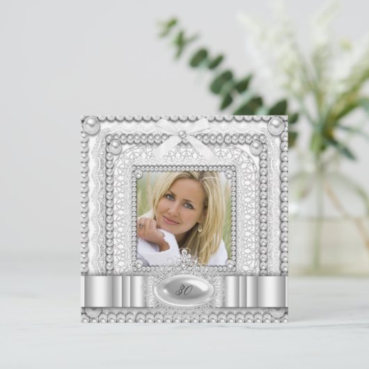 ホワイトレースパールフォトバースデーパーティー 招待状 (スタンド正面)