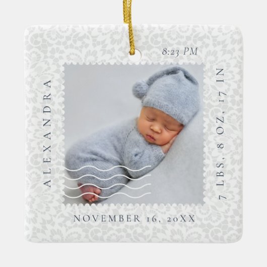 ホワイトレース郵便切手フォトフレーム誕生 セラミックオーナメント (正面)