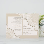 ホワイトレース&パールベージュの折り畳まれた結婚式プログラム (スタンド正面)