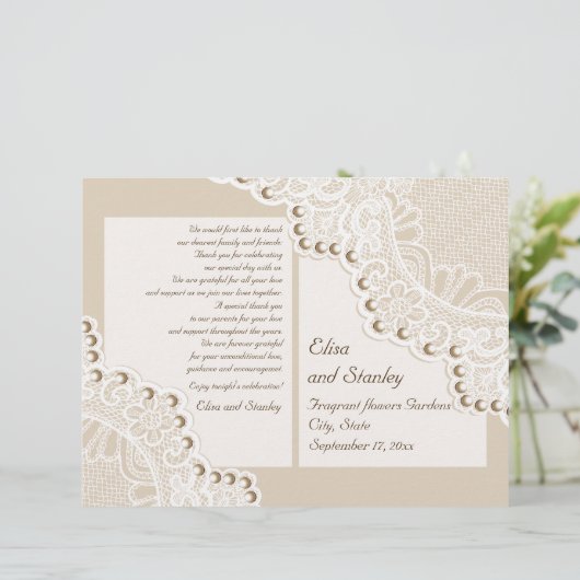 ホワイトレース&パールベージュの折り畳まれた結婚式プログラム (スタンド正面)