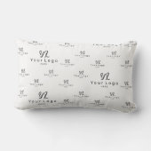 ホワイトロゴパターンビジネスブランシンプルド会社L ランバークッション (裏面)