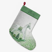 ホワイトロッキングホースグリーンクリスマスホリデー ラージクリスマスストッキング (正面 (吊り時))