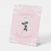 ホワイトローズの花びらピンクのブライダルシャワー 台座サイン (正面)