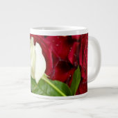 ホワイトローズオンレッド花びら ジャンボコーヒーマグカップ (正面右)