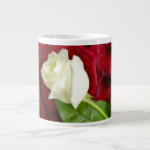 ホワイトローズオンレッド花びら ジャンボコーヒーマグカップ (正面)