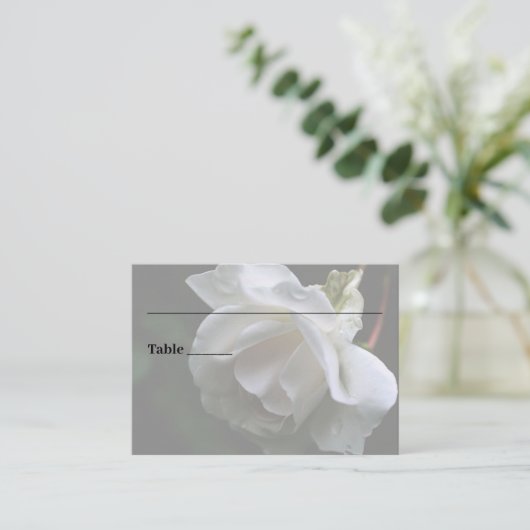 ホワイトローズパーソナライズされたフローラ結婚ズ プレイスカード (スタンド正面)