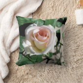 ホワイトローズピンクセンターピロー16 x 16" クッション (ブランケット)