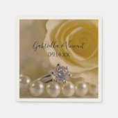 ホワイトローズ、婚約リングや輪と結婚真珠 スタンダードカクテルナプキン (正面)