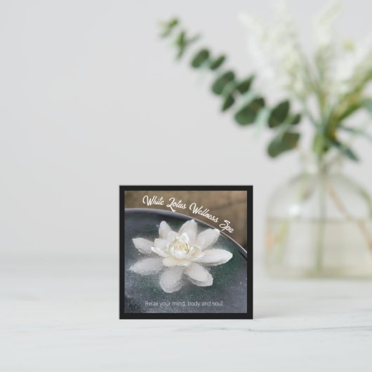 ホワイトロータスインウォーターウェルネススパブラック スクエア名刺 (スタンド正面)