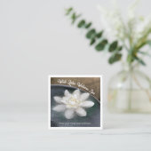 ホワイトロータスインウォーターウェルネススパホワイト スクエア名刺 (スタンド正面)
