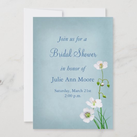 ホワイトワイルドフラワーオンブルーブライダルシャワー 招待状 (正面)