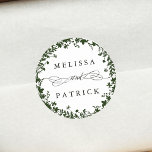 ホワイトワイルドフラワーリース結婚シルエットの緑 ラウンドシール<br><div class="desc">このエレガントなウェディングステッカーは、あなたの名前とリースとしてワイルドフラワーシルエットを特色にする。このデザインの高度なカスタマイズについてクリックは、上の青いデザインツールボタンをクリックして下さい。一致するアイテムも利用可能である。</div>