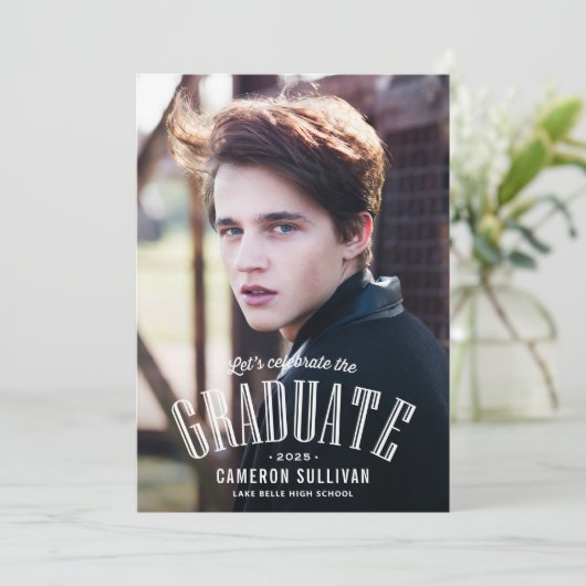 ホワイトヴィンテージタイポグラフィ写真卒業 招待状 (スタンド正面)