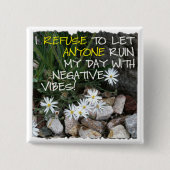 ホワイト前向き文字との滞在デイジー 缶バッジ (正面)