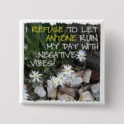 ホワイト前向き文字との滞在デイジー 缶バッジ (正面)