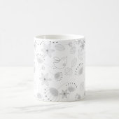 ホワイト地に幻想的なかわいい花と鳥のデザイン コーヒーマグカップ (中央)