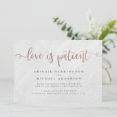 ホワイト大理石 & ローズゴールド スクリプト 愛は忍耐強い 招待状 (スタンド正面)