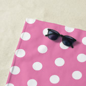 ホワイト水玉模様モノグラムイニシャルベビーピンクかわいい ビーチタオル (インサイチュ)